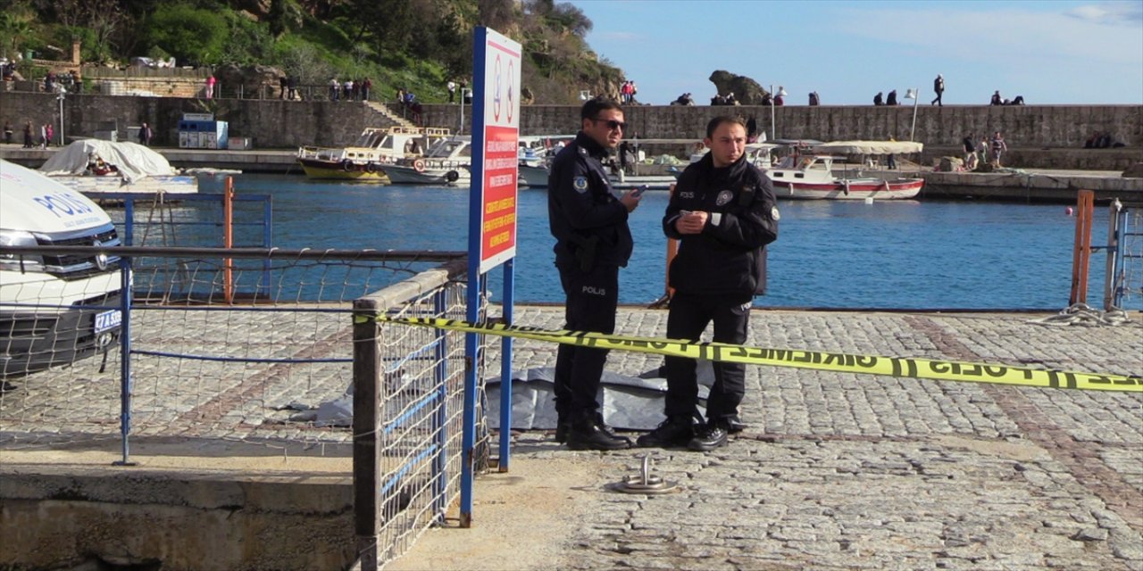 Antalya'da denizde bir erkek cesedi bulundu.