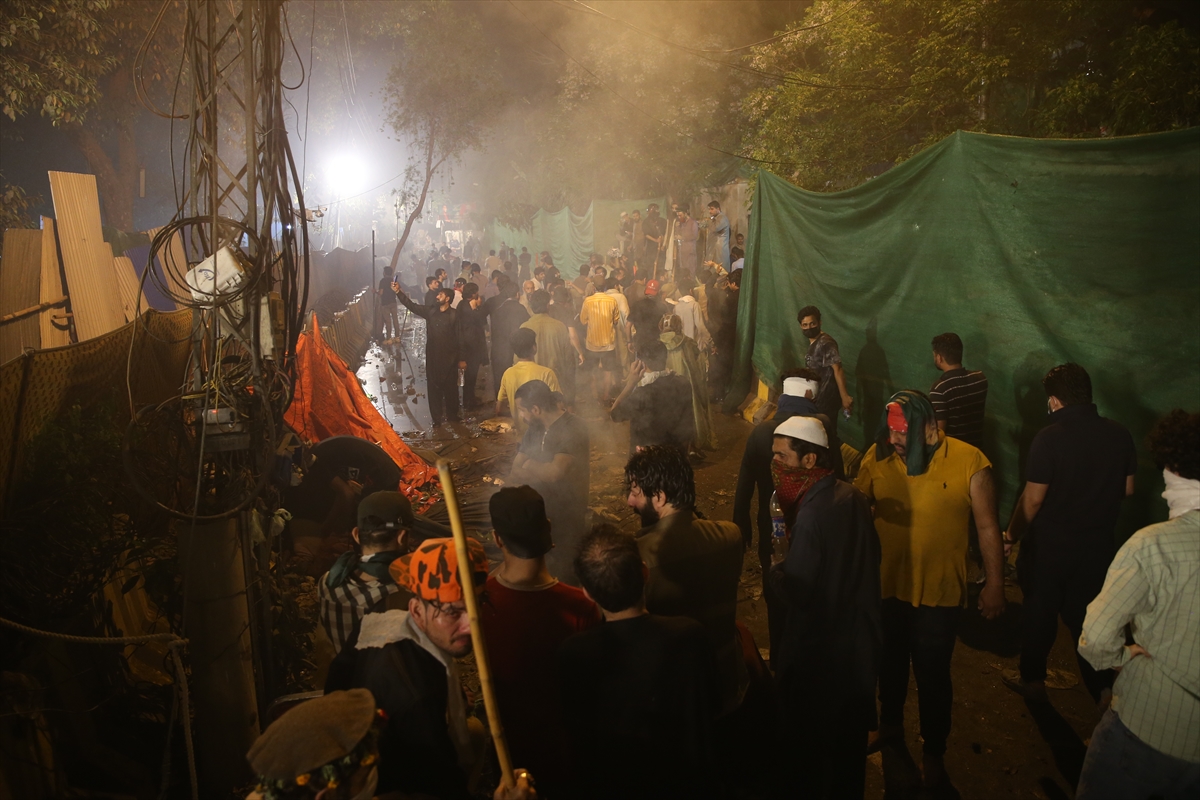 Pakistan'da İmran Han'ı gözaltına almaya gelen polis ile partililer arasında çatışma çıktı