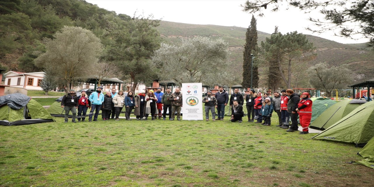 Depremzede öğrencilere ve kamu personeline zor şartlarda doğada kalma eğitimi