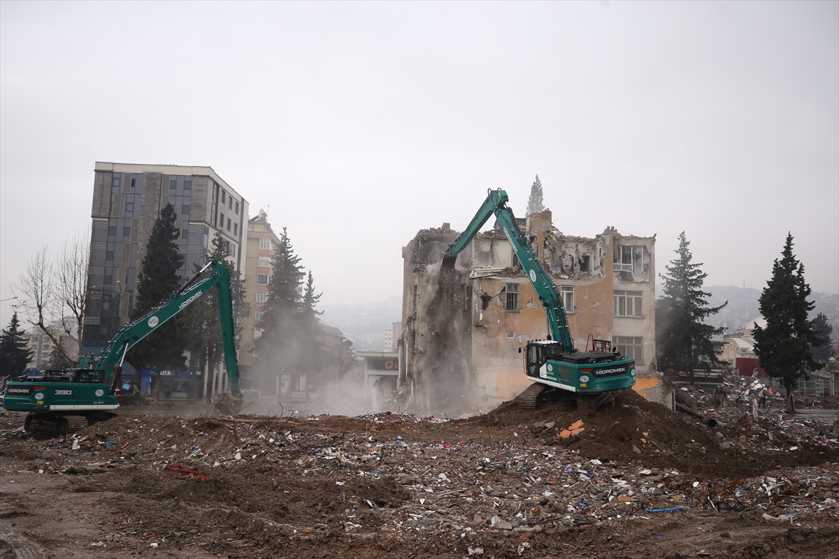 Kahramanmaraş'ta aciliyet gerektiren binaların yıkımı sürüyor