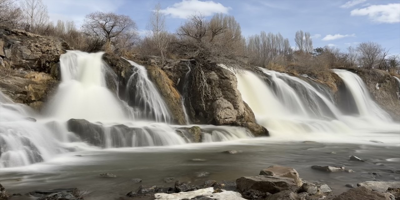 Muradiye Şelalesi karların erimesi ile birlikte gürleşti.