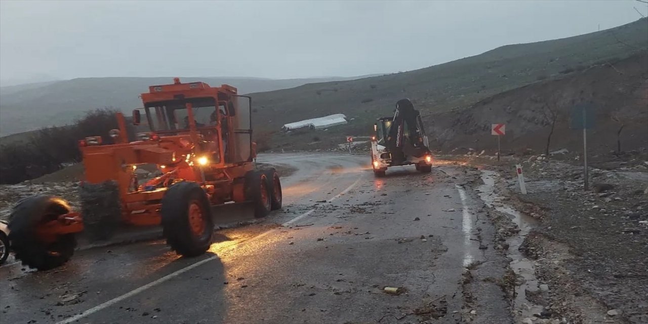 Tunceli'de sağanak yağış nedeniyle ulaşım aksadı.