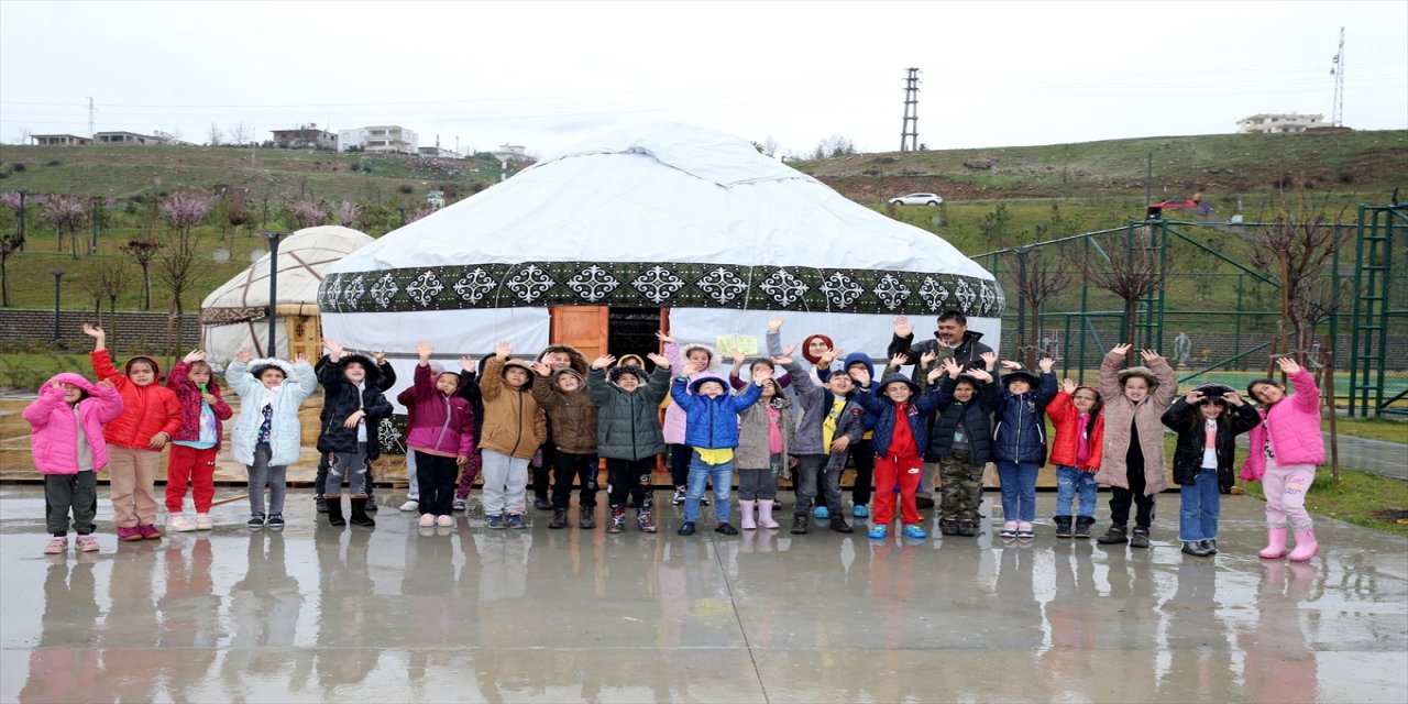 Kahramanmaraşlı depremzede öğrenciler çadır sınıflarda eğitimden geri kalmıyor