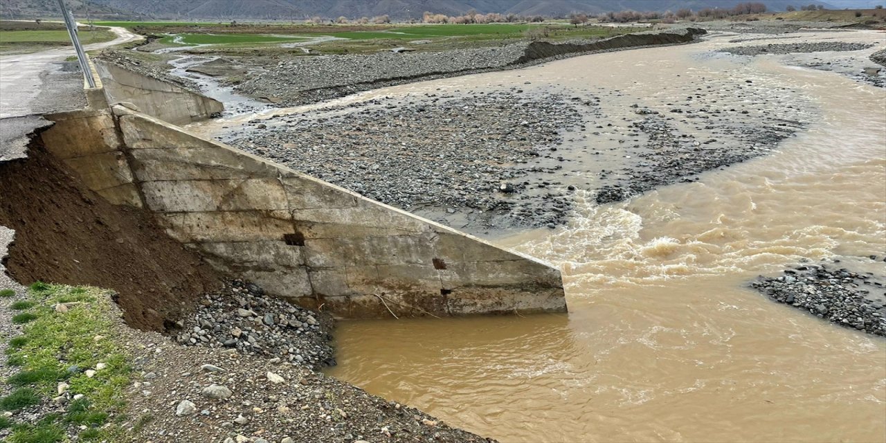 Elazığ'da sel ve toprak kaymaları köy yollarında hasara neden oldu