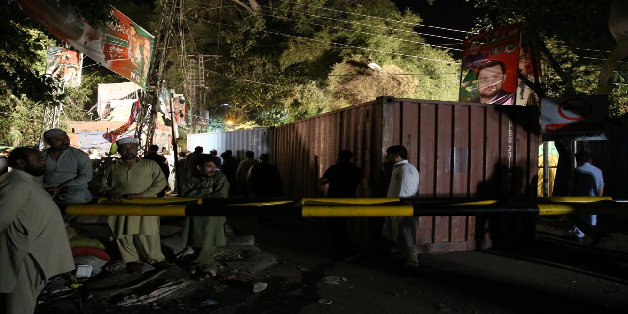 Pakistan'da İmran Han'ın taraftarları, konutunun çevresinde beklemeye devam ediyor
