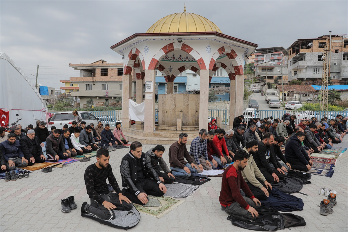 Depremden etkilenen Hatay'da cuma namazı kılındı