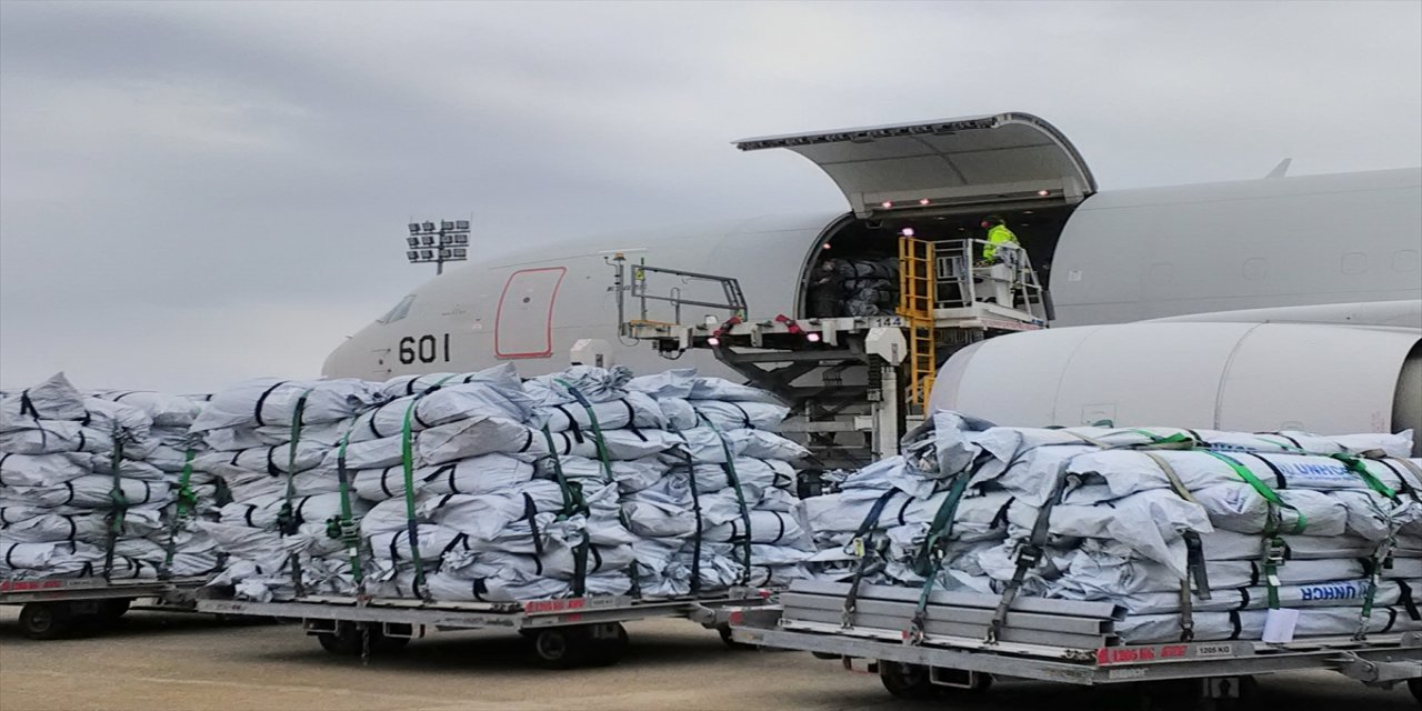 Japonya'dan yardım malzemesi taşıyan uçak İncirlik Üssü'ne ulaştı.