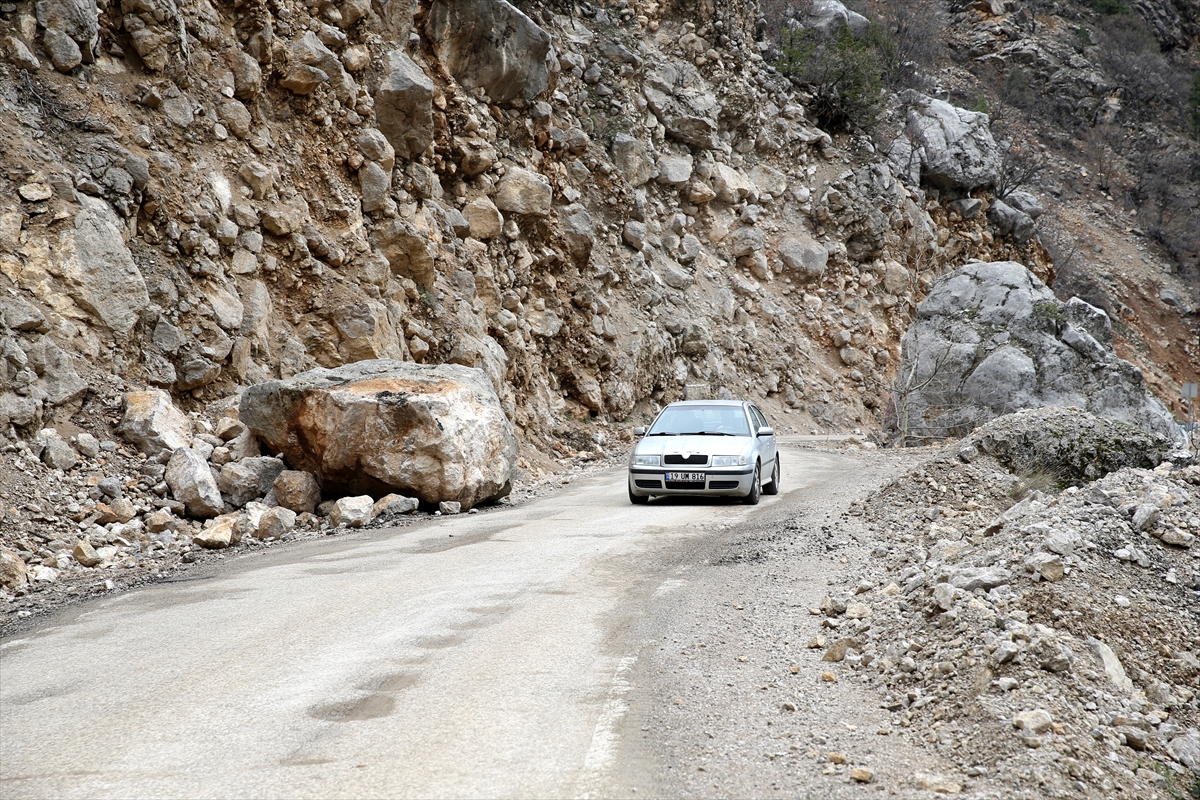 Kahramanmaraş'ta depremde dağdan kopan kayalar kırsaldaki yolları da tahrip etti