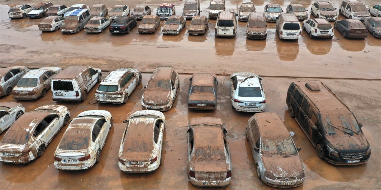 Şanlıurfa'da selden etkilenen otoparktaki araçları çıkarma işlemi tamamlandı.