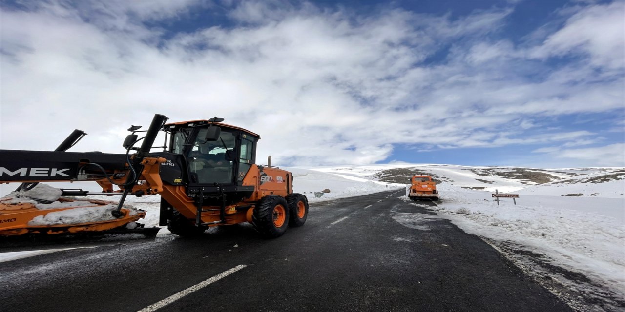 Kar ve tipi nedeniyle 3,5 aydır ulaşıma kapanan Ardahan-Ardanuç yolu açılıyor
