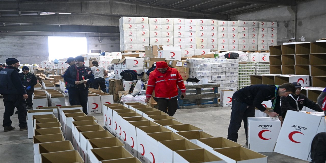 İzciler, Yardım için marşlar eşliğinde seferber oldu.