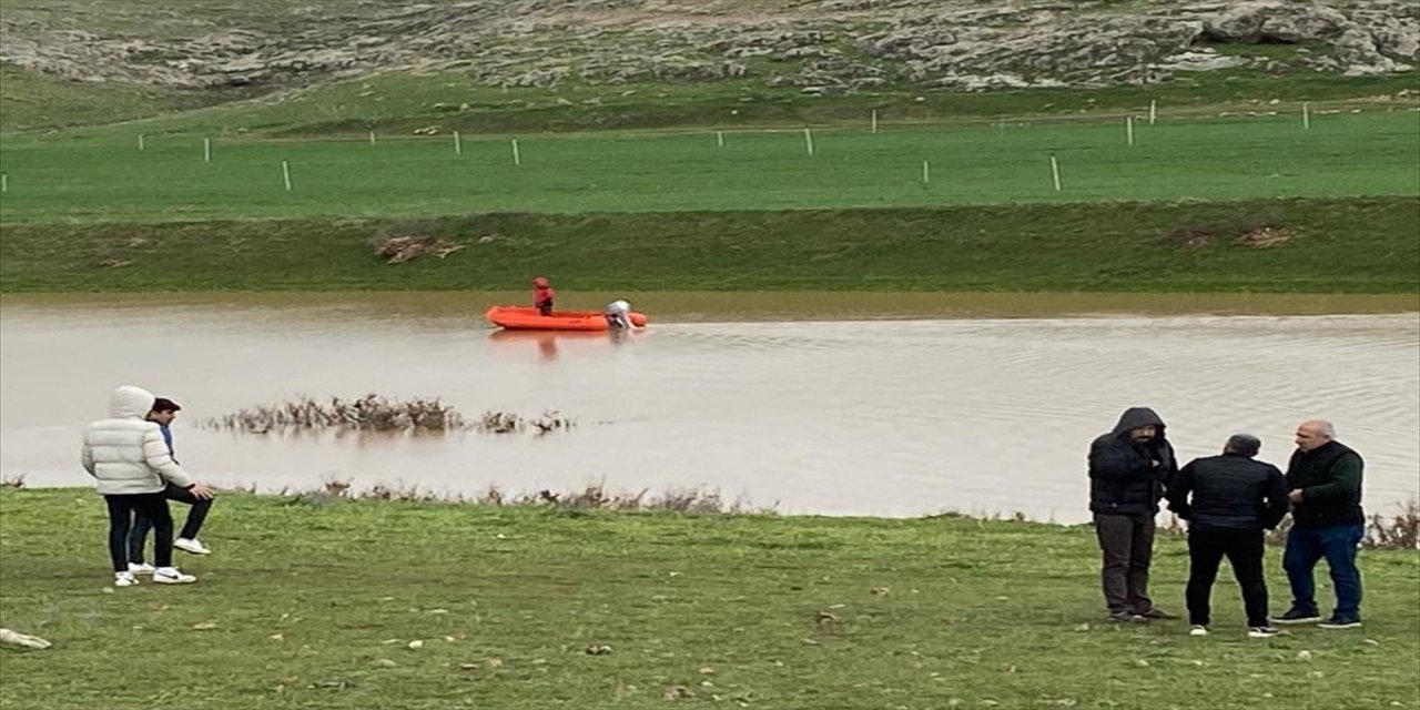 Dereye düşen 11 yaşındaki çocuğu arama çalışmaları devam ediyor.