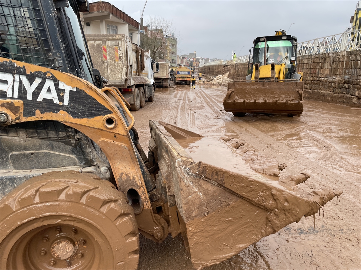 Şanlıurfa'da sel sonrası temizlik çalışmaları devam ediyor