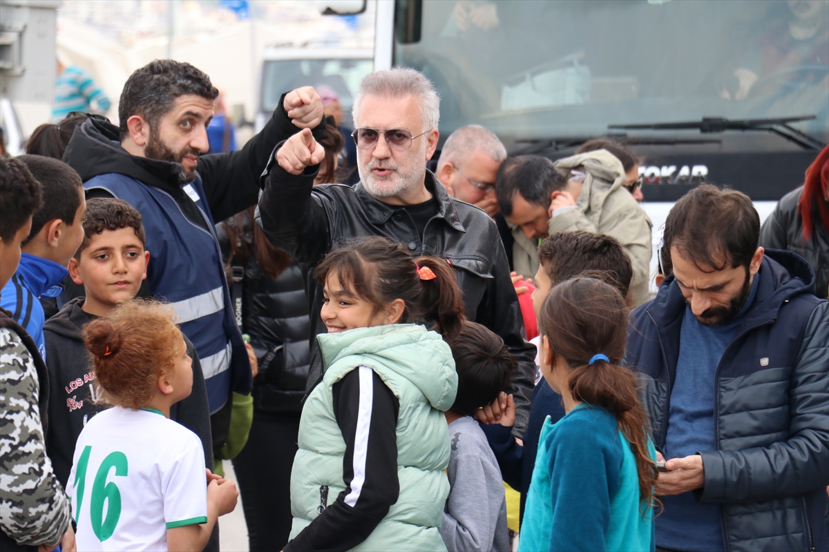 Tamer Karadağlı, Hatay'da depremzede çocuklarla bir araya geldi