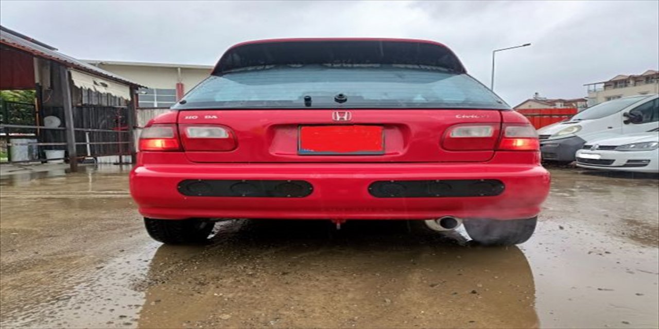 Abartı egzozlu araç kullanan sürücüye 24 bin 335 lira ceza kesildi.