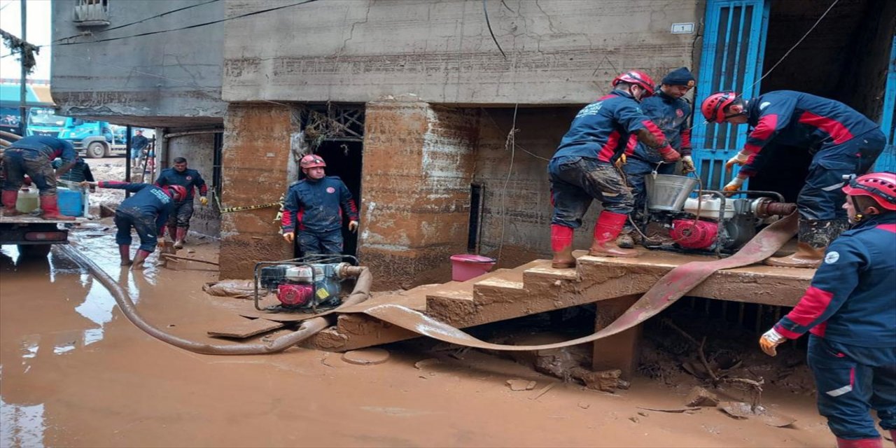 Ordu itfaiyesi selin yaralarının sarılmasında görev alıyor.