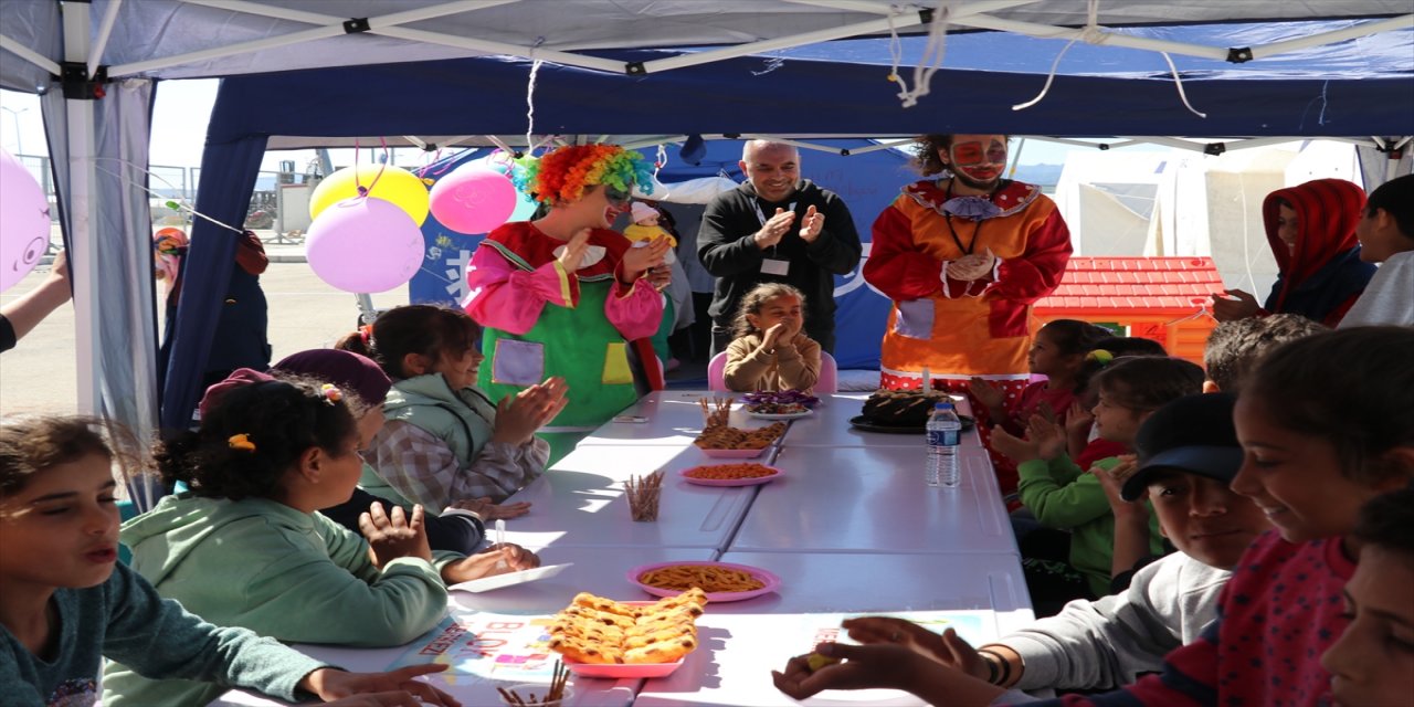 Depremzede minik Şeyma'ya doğum günü sürprizi yapıldı.