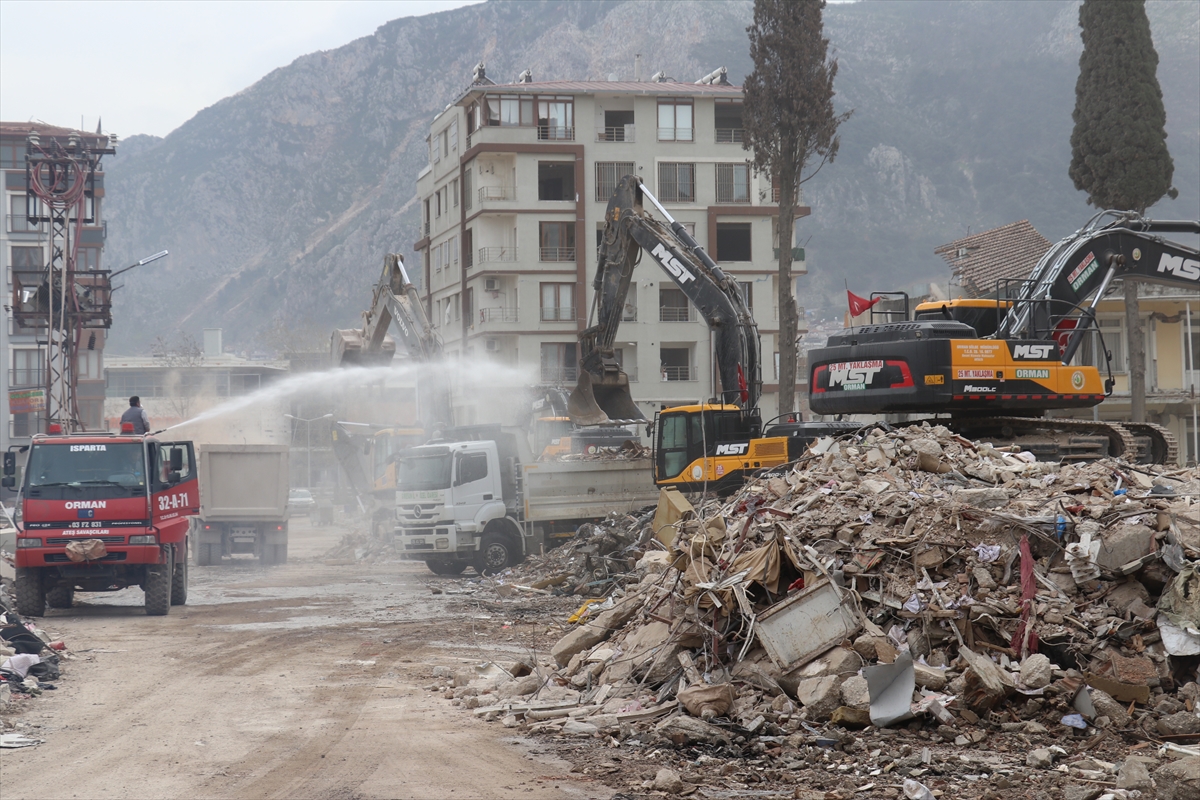 Hatay'da enkaz kaldırma ve yıkım çalışmaları 16 mahallede sürüyor