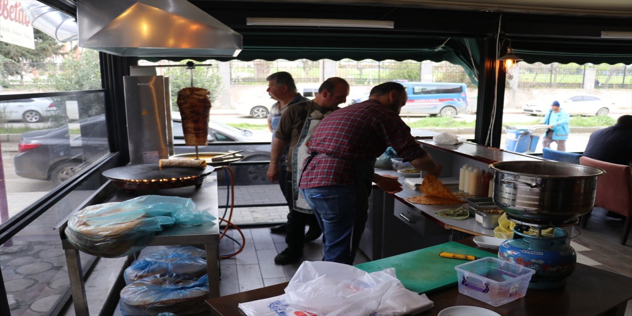 Depremin vurduğu Hatay'da esnaf kepenk açtı.