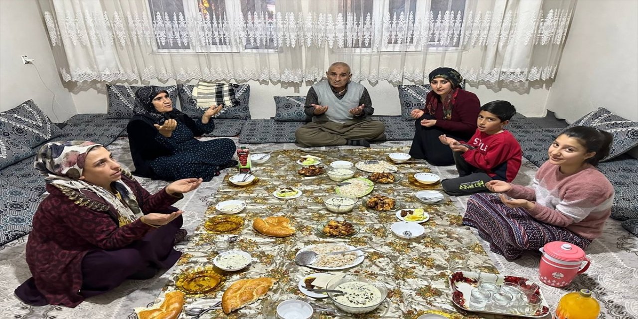 En erken iftarın yapıldığı yerlerden Şemdinli'de vatandaşlar huzur için dua etti