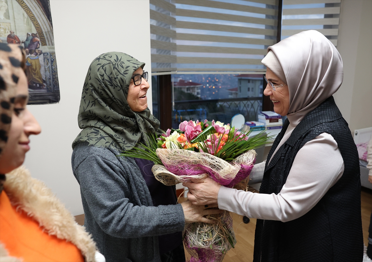 Emine Erdoğan, Başkentte depremzede ailenin evinde iftar yaptı:
