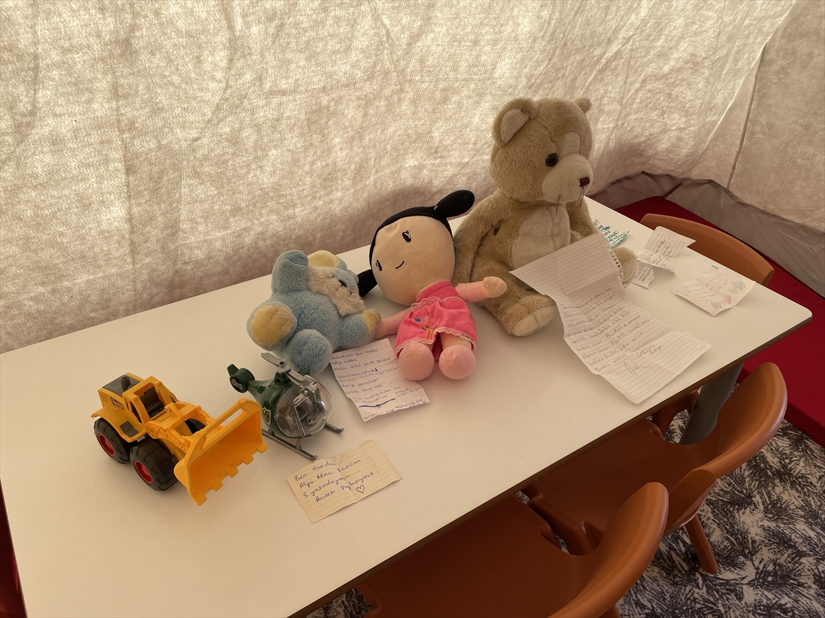 Battaniyenin arasından çıkan not depremzede aileyi duygulandırdı