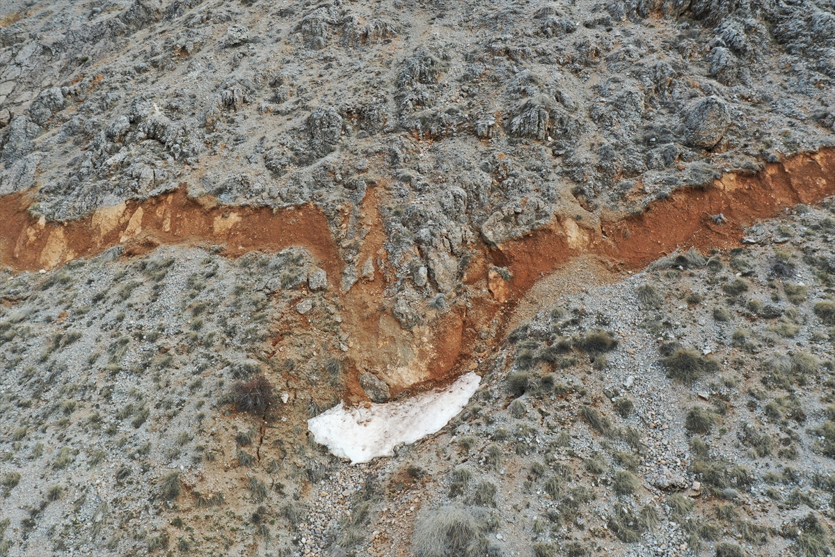 Adıyaman'da karlar eriyince dağdaki yarıklar ortaya çıktı