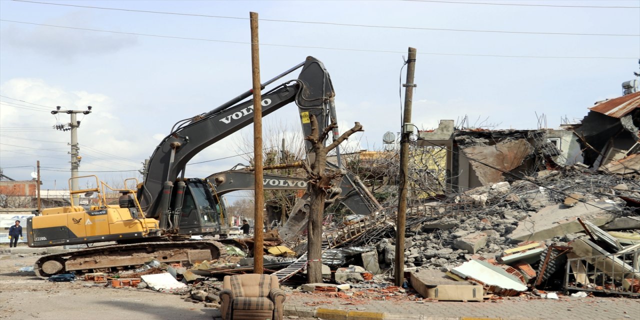 Adıyaman'da enkaz kaldırma çalışmaları devam ediyor.