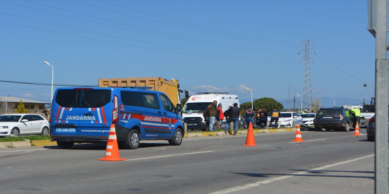 Balıkesir'de zincirleme trafik kazasında otomobil sürücüsü hayatını kaybetti.