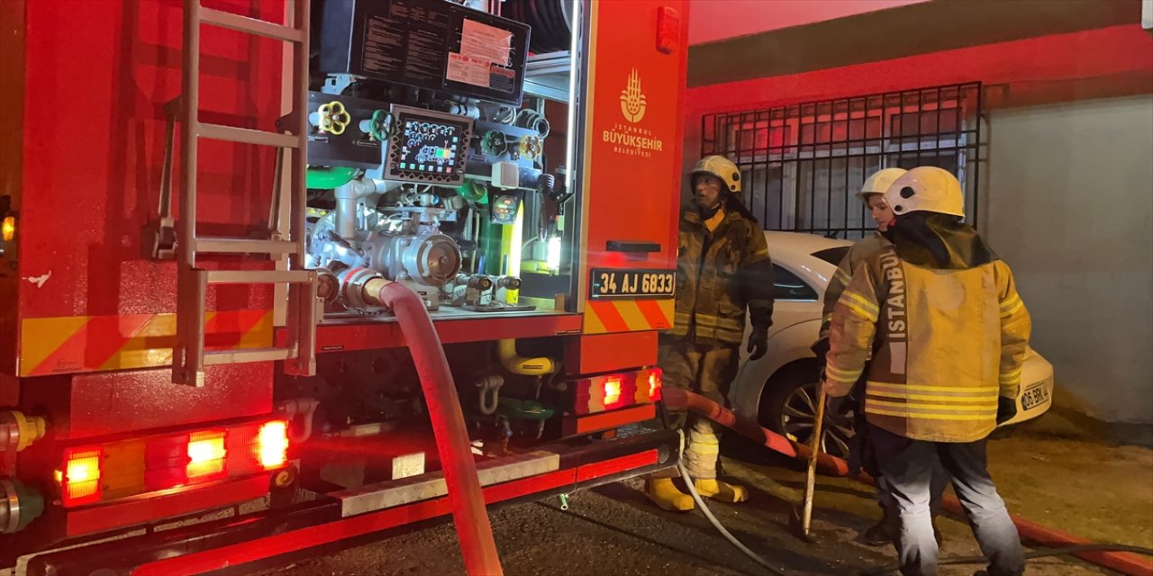 Kadıköy'de 5 katlı binada çıkan yangına müdahale edildi.