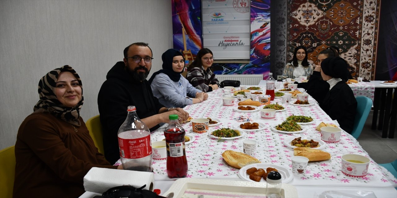 Gençlik merkezi çalışanları depremzede gençler için iftar programı düzenledi.