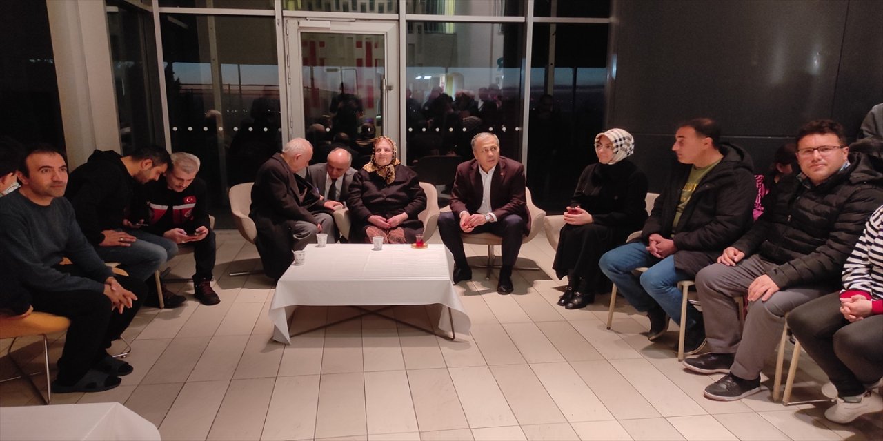 İstanbul Valisi Yerlikaya, depremzedelerle iftar yaptı