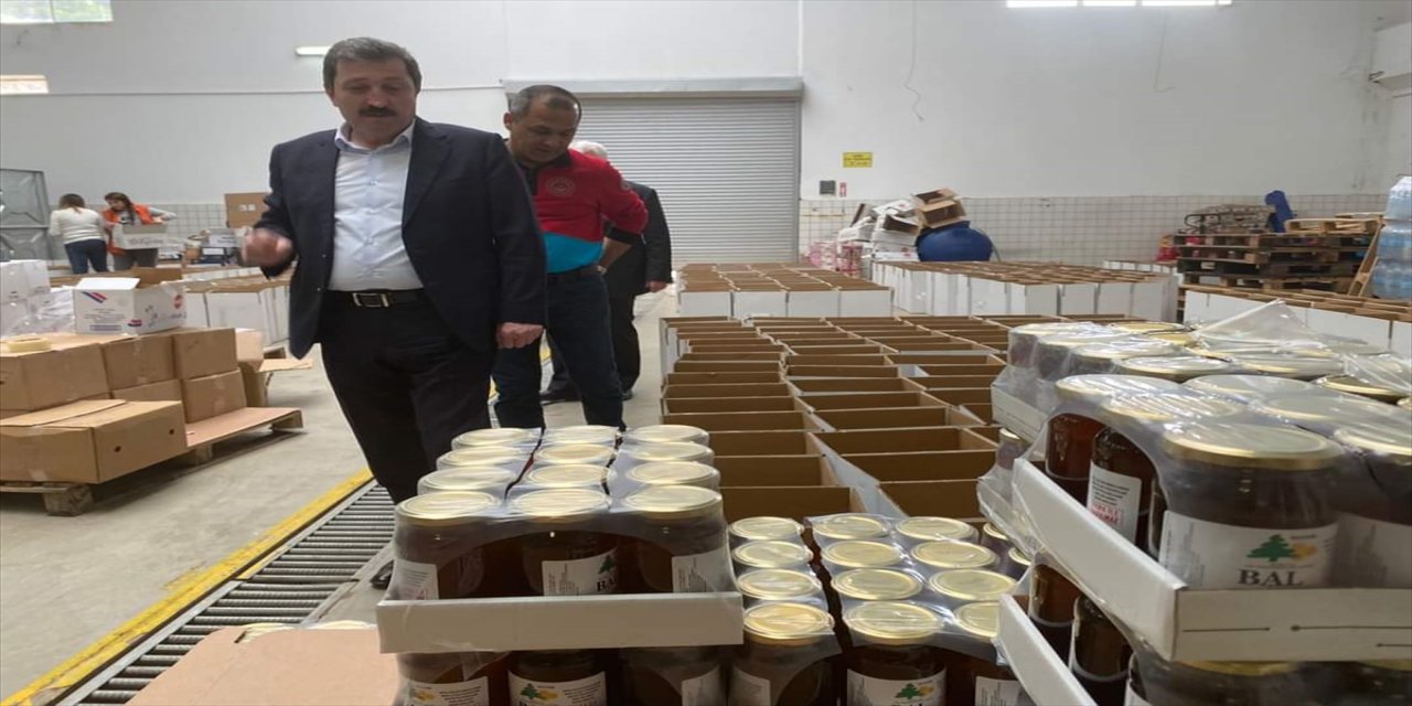 Muğla Valisi Tavlı yardım toplama ve dağıtım merkezinde incelemeler yaptı.