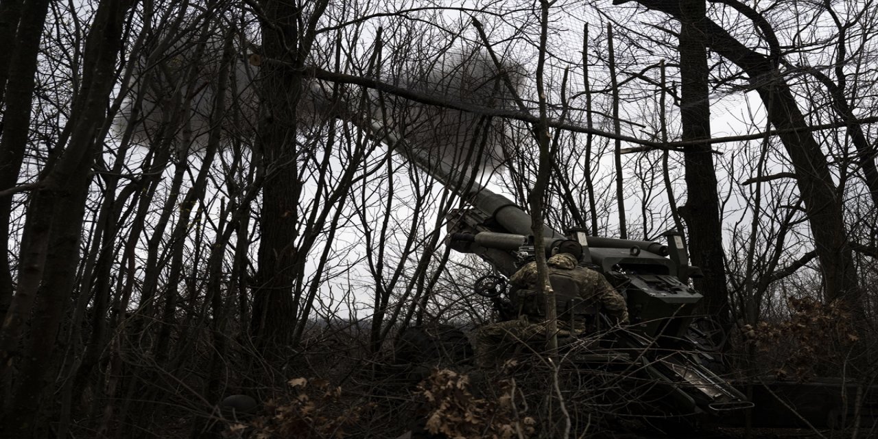 Ukrayna'nın Zaporijya bölgesindeki çatışmalarda obüsler kullanılıyor.