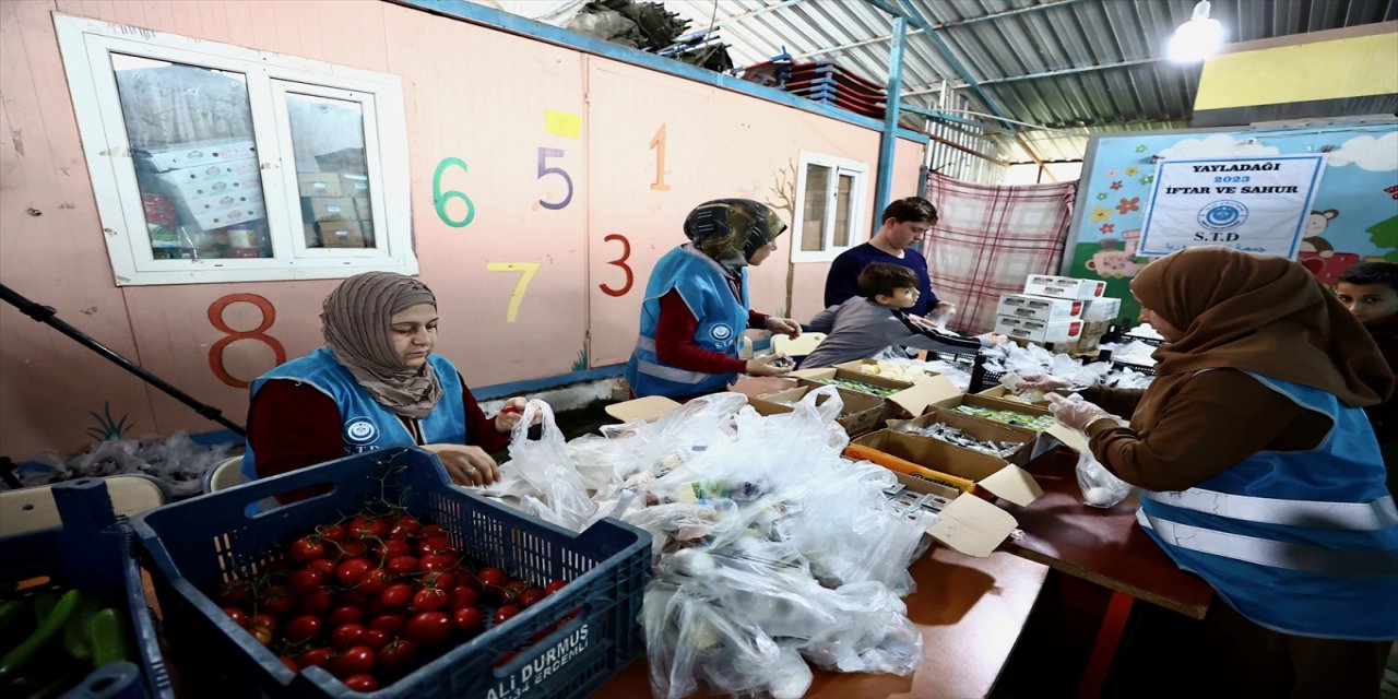 Bayırbucak Türkmenleri, Depremzedelere iftar ve sahur veriyor.