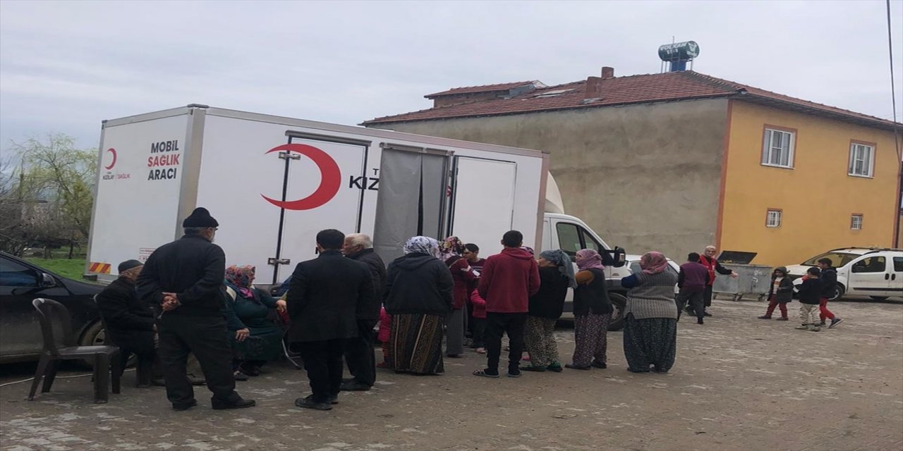Mobil sağlık aracı depremzedelere sağlık hizmetini sürdürüyor.