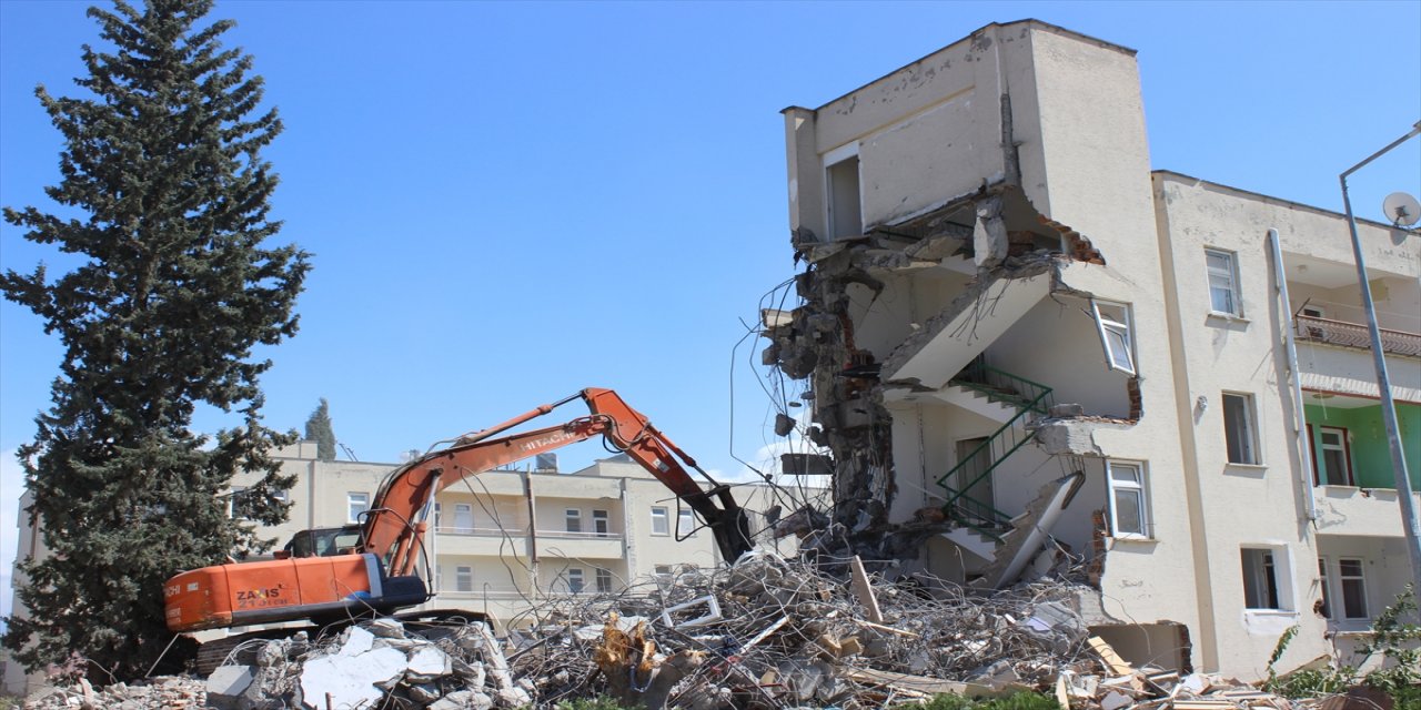 Arsuz'da yıkım ve enkaz kaldırma çalışmaları devam ediyor.