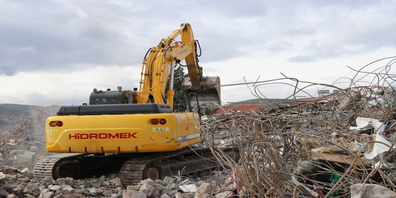 Adıyaman'da enkaz kaldırma ve hasarlı binaları yıkım çalışmaları sürüyor
