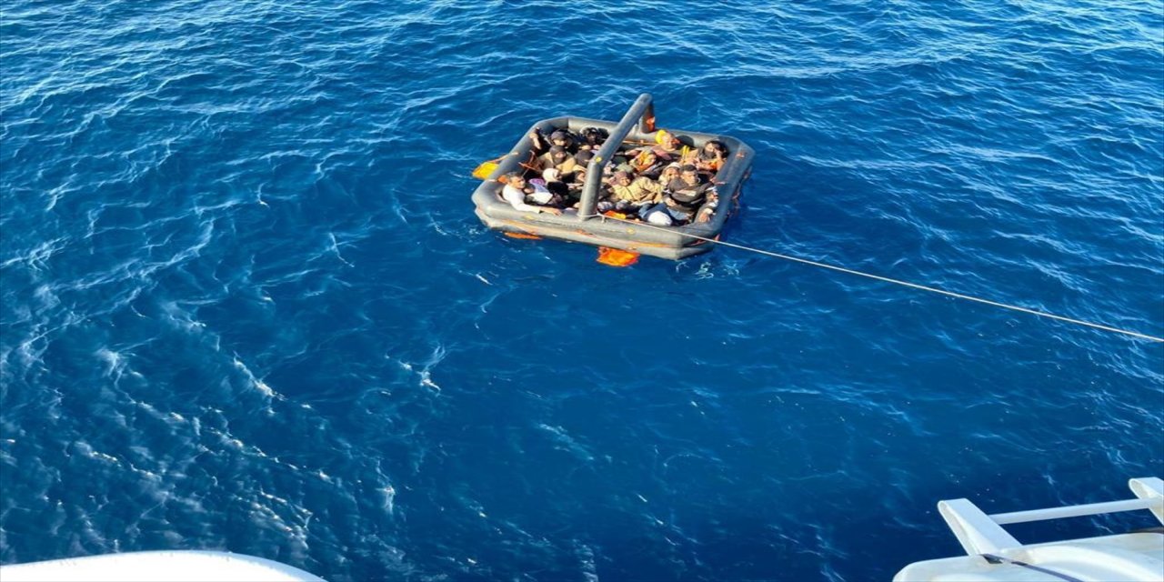İzmir açıklarında 49 düzensiz göçmen yakalandı, 27 göçmen kurtarıldı