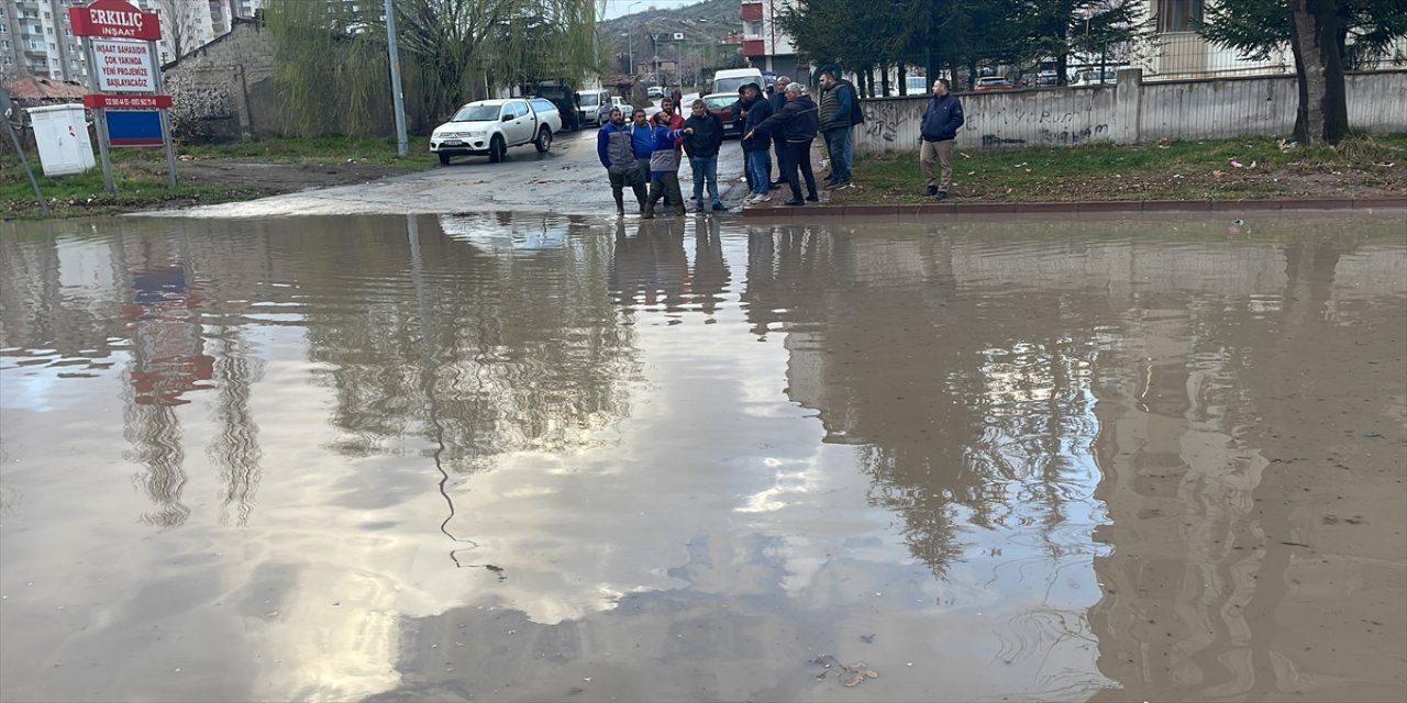 Kayseri'de sağanak yağış hayatı zorlaştırdı.
