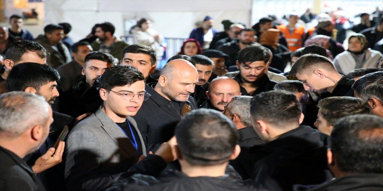 İçişleri Bakanı Süleyman Soylu Kahramanmaraş'ta depremzedelerle iftar yaptı