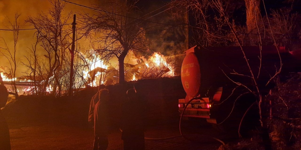 Çorum'da bir köyde çıkan yangına müdahale ediliyor