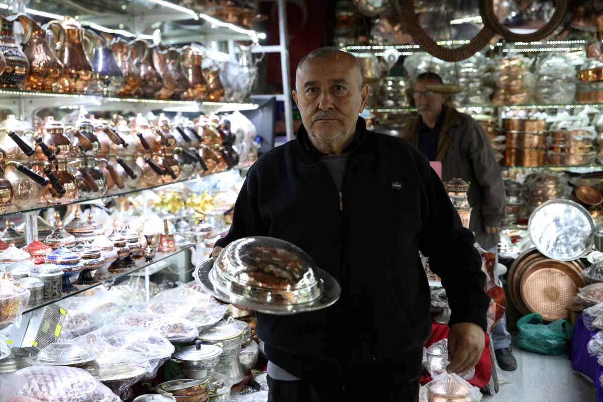 Maraş Çarşısı'nın 60 yıllık esnafı "çarşı açık görünsün" diye her gün dükkanını açıyor