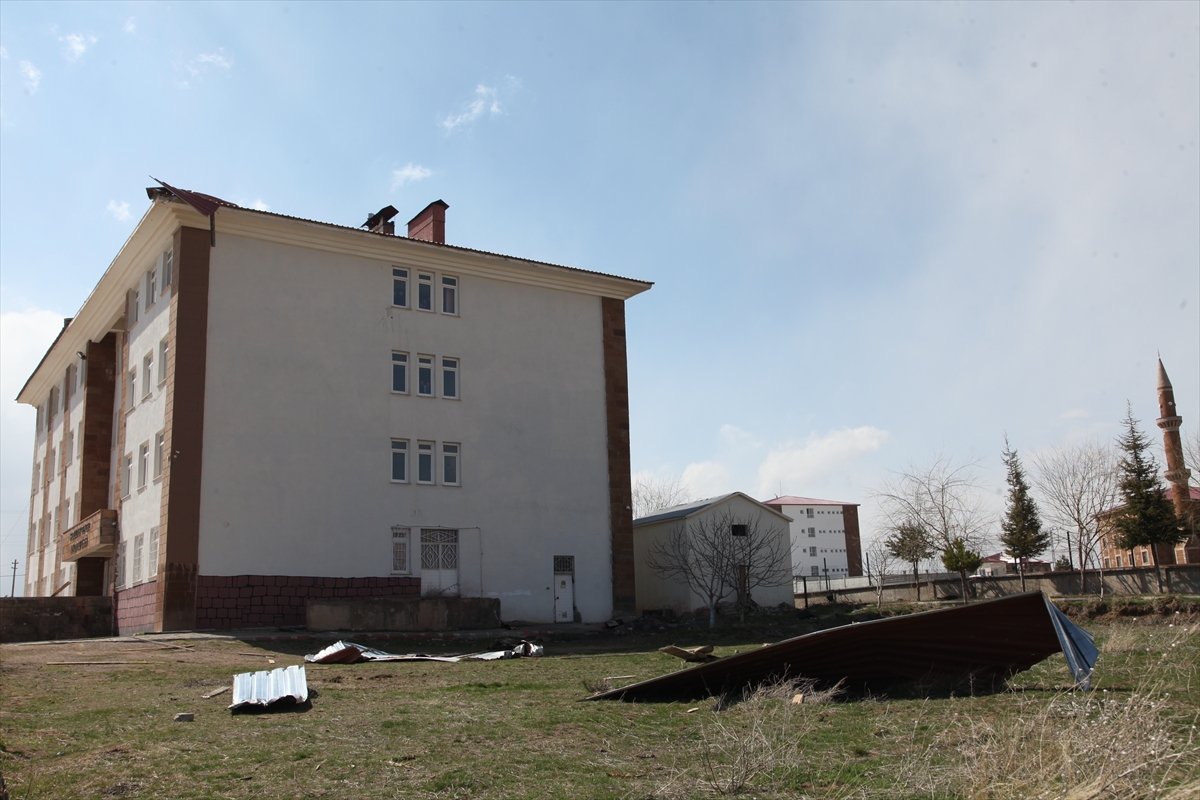 Ahlatta fırtına nedeniyle 2 okulun çatısı hasar gördü