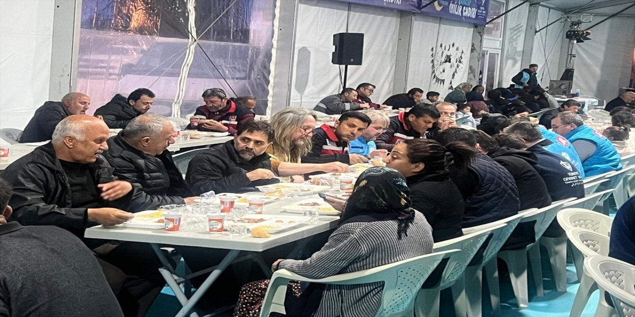 Erzurum'dan depremzedeler için yardım seferberliği devam ediyor.