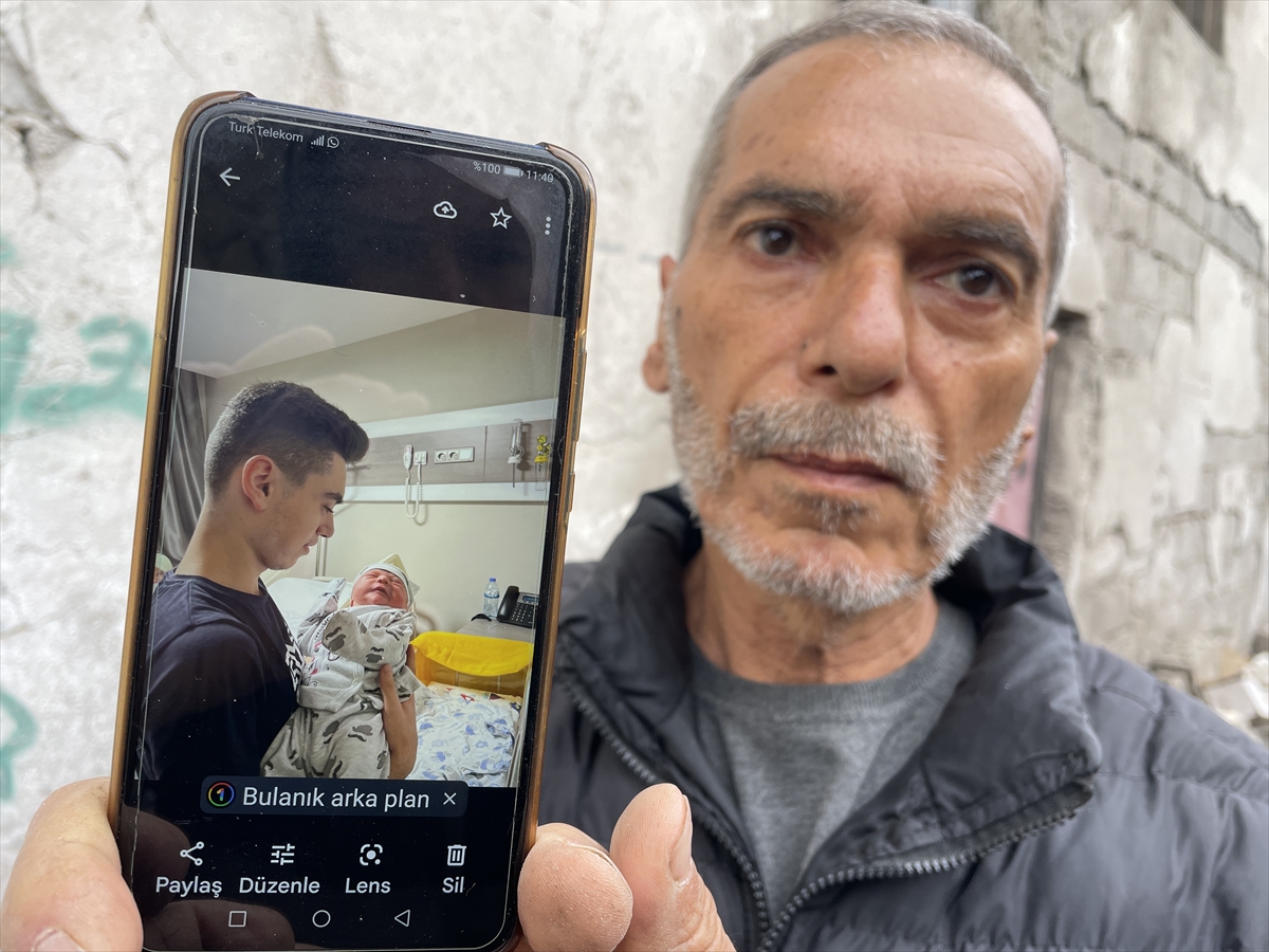 Oğlundan bir hatıra bulmak için enkaz başında bekliyor