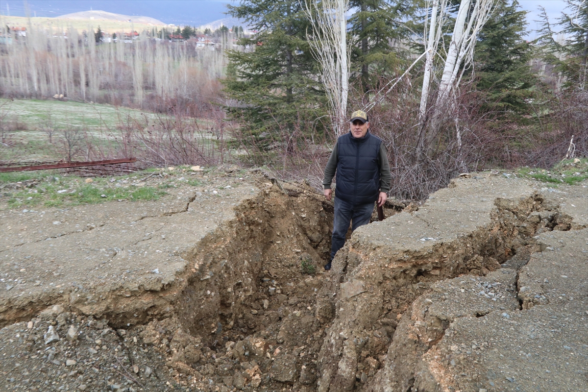 Depremler kırsal mahalledeki arazide çöküntü ve yükselmeler oluşturdu