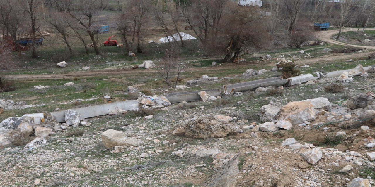 Kahramanmaraş'ta dağdan kopan kayalar sulama kanallarına zarar verdi.
