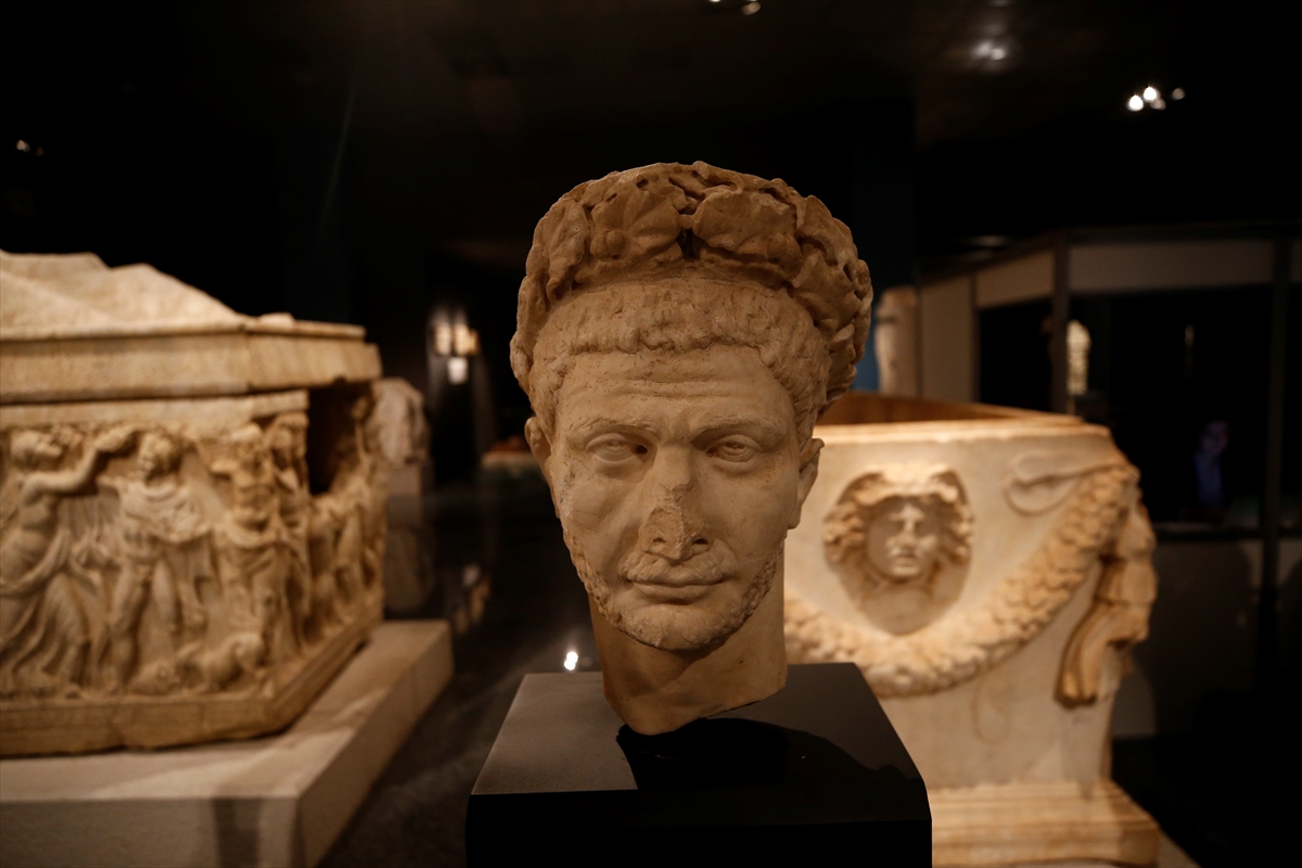 ABD'de ele geçirilip Antalya'ya getirilen 12 tarihi eser, tanıtıldı