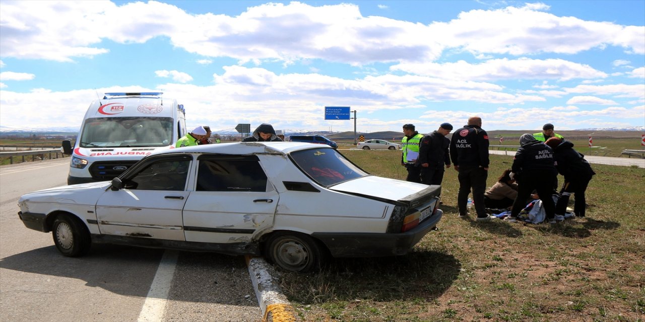 Sivas'ta tır ile çarpışan otomobildeki 3 kişi yaralandı